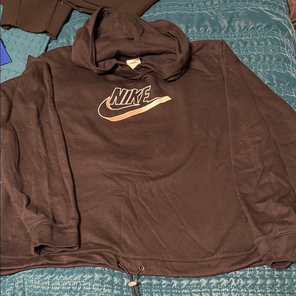 Black Nike women’s cropped hoodie w pink accents & drawstring